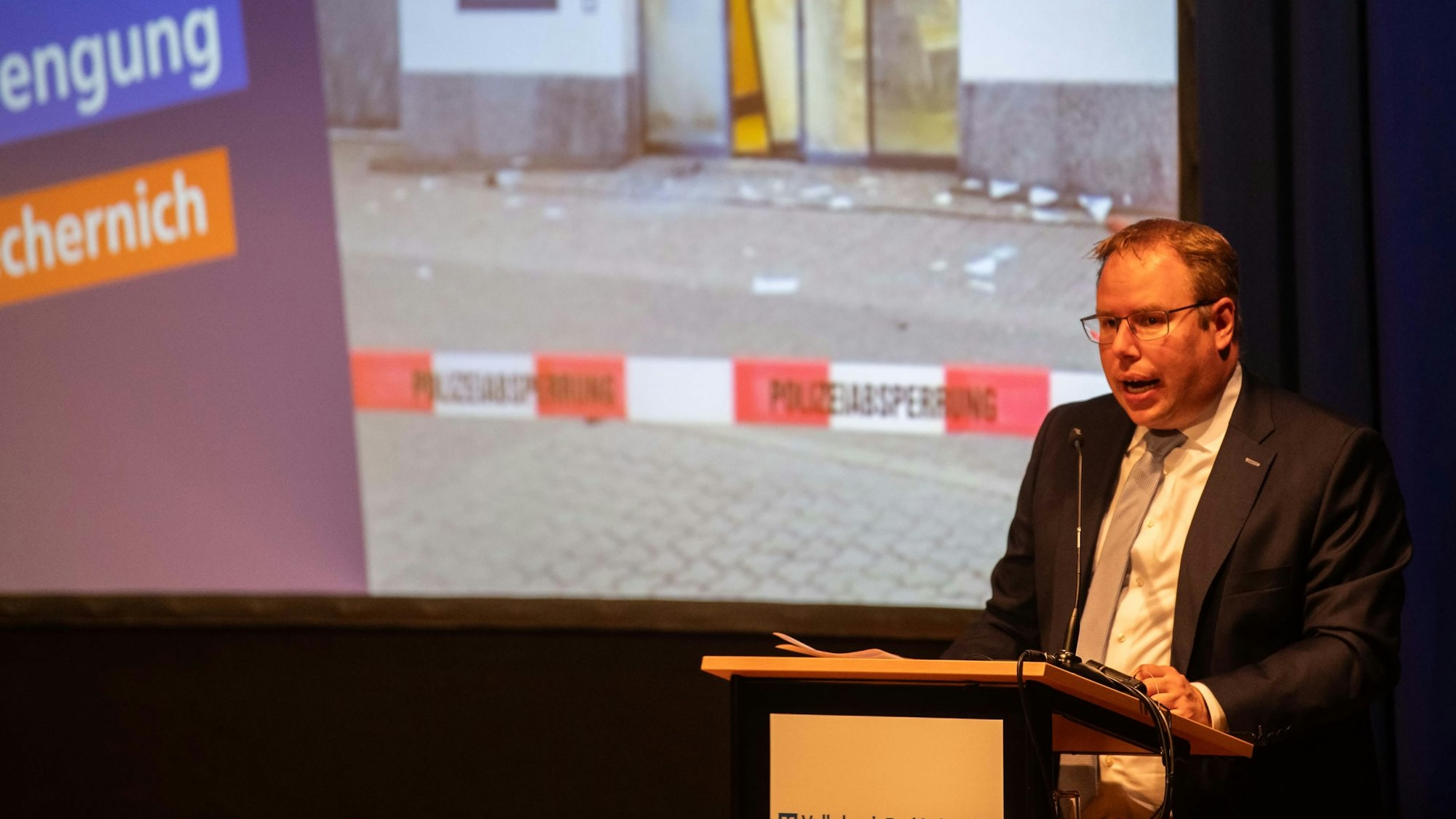 Das Bild zeigt Marc Güttes am Rednerpult.