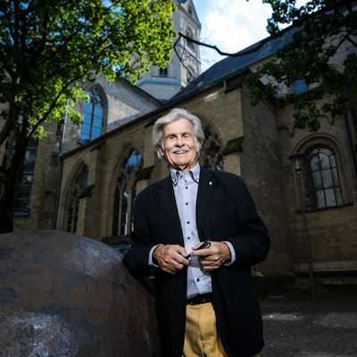 Vor allem auf die Lüpertz -Fenster in St.Andreas ist Helmut Haumann stolz.