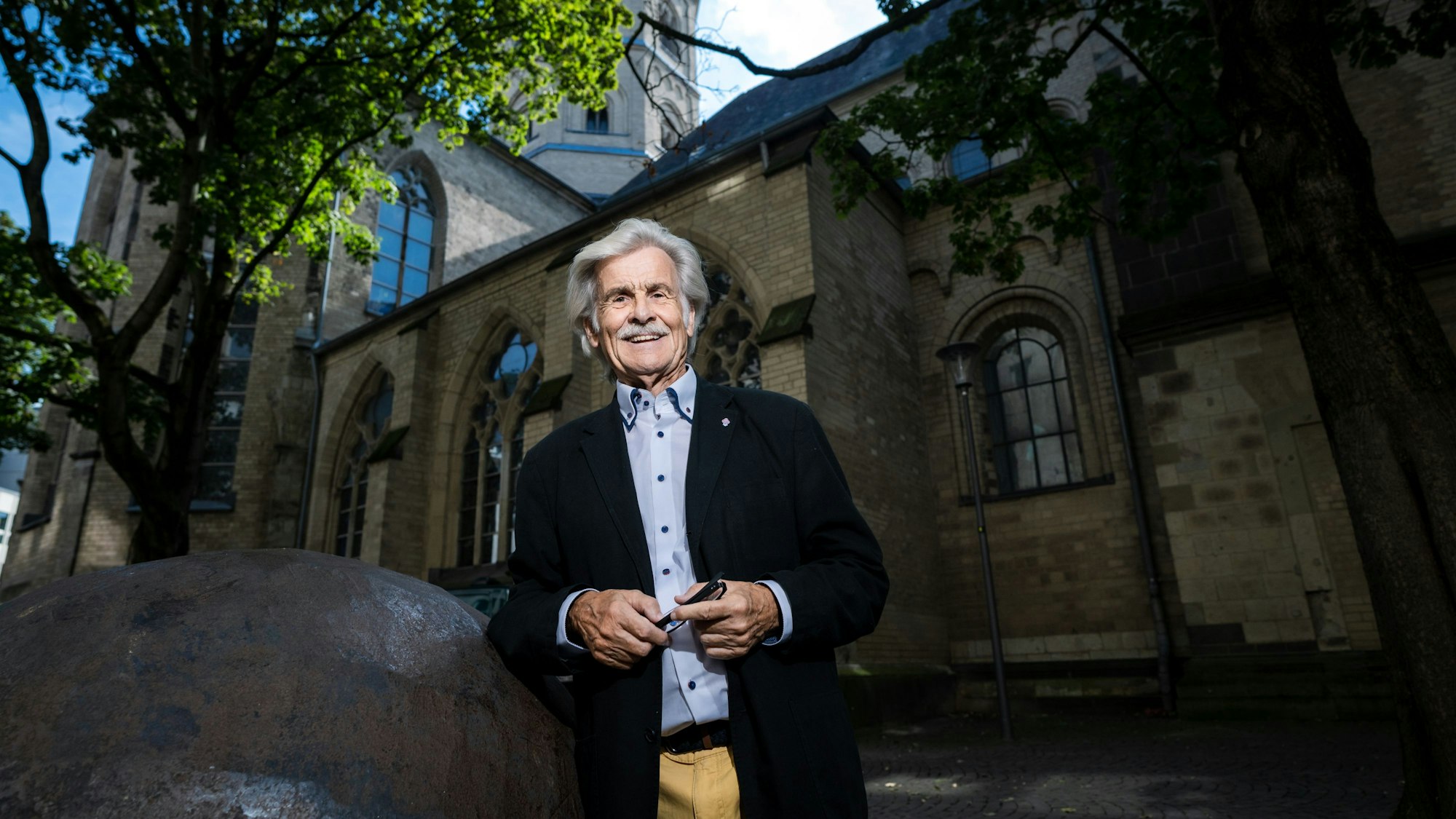 Vor allem auf die Lüpertz -Fenster in St.Andreas ist Helmut Haumann stolz.