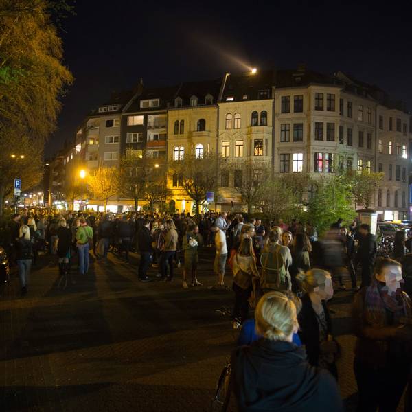 Feiernde am Brüsseler Platz in Köln.