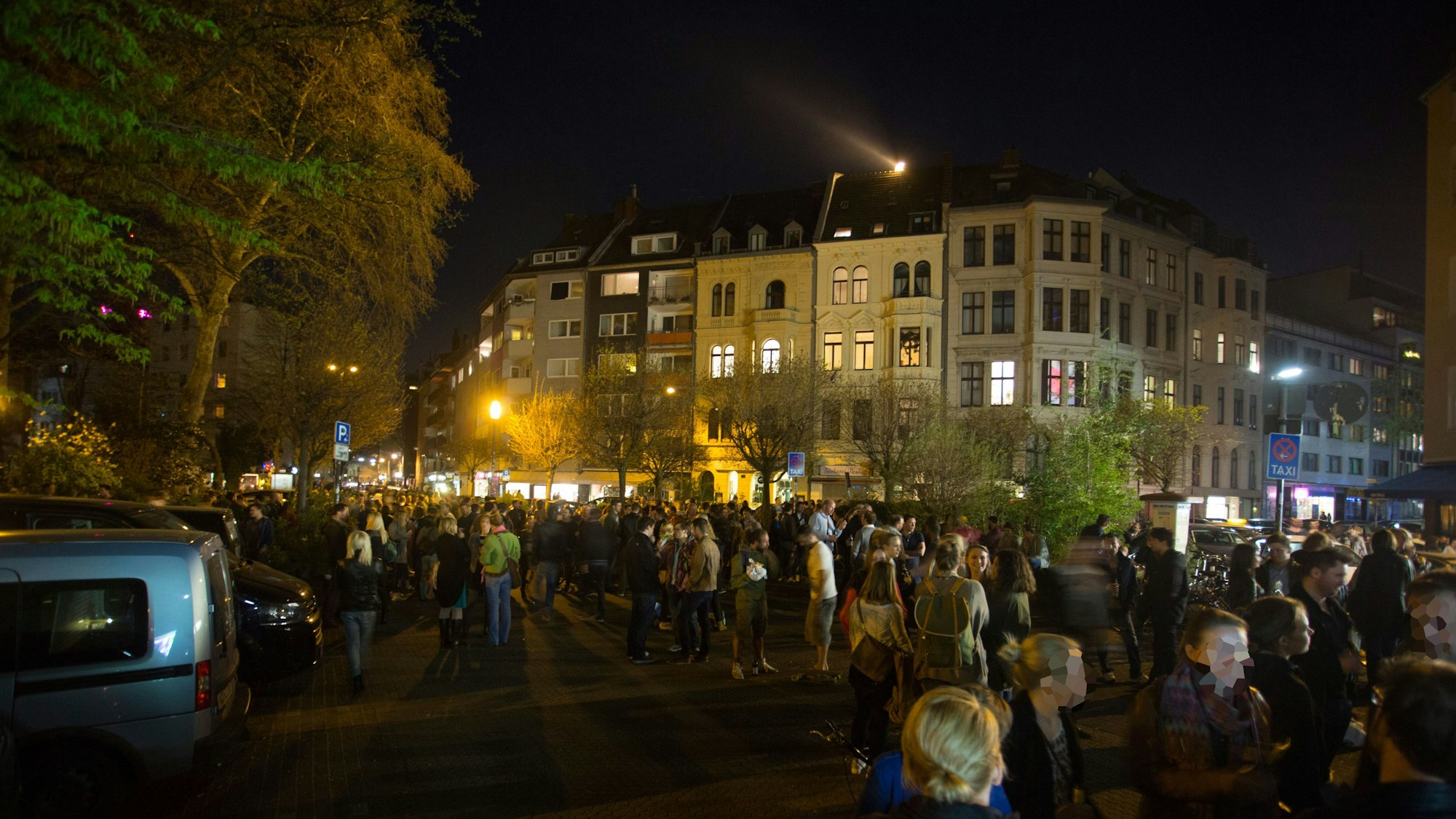Feiernde am Brüsseler Platz in Köln.