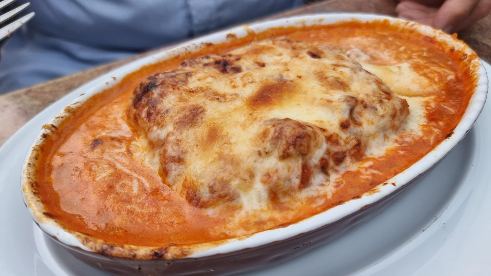 Lasagne in einer großen ovalen Schale.