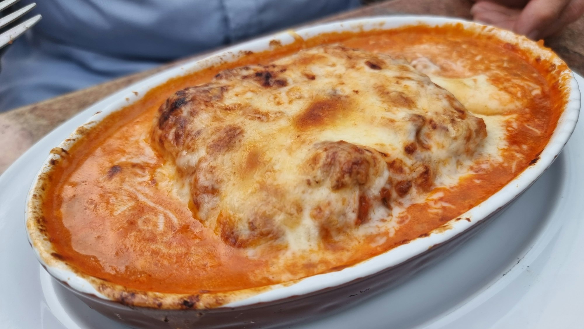 Lasagne in einer großen ovalen Schale.