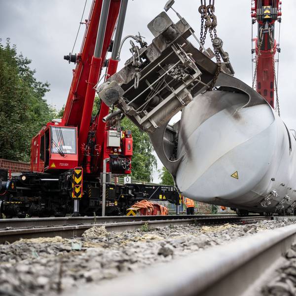 Arbeiter versuchen mit einem Kran den entgleisten Güterzug im nordrhein-westfälischen Geseke von den Gleisen zu bergen. Die Bahnstrecke zwischen Paderborn und Lippstadt bleibt für Wochen gesperrt.