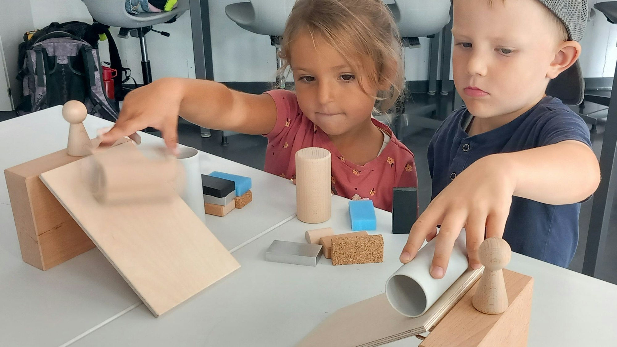 14. September 2023: In Heimerzheim lernen Kinder und Jugendliche altersgemäß die Gesetze von Kraft und Bewegung: Emilia und Moritz erkunden mit verschiedenen Klötzen eine Rampe