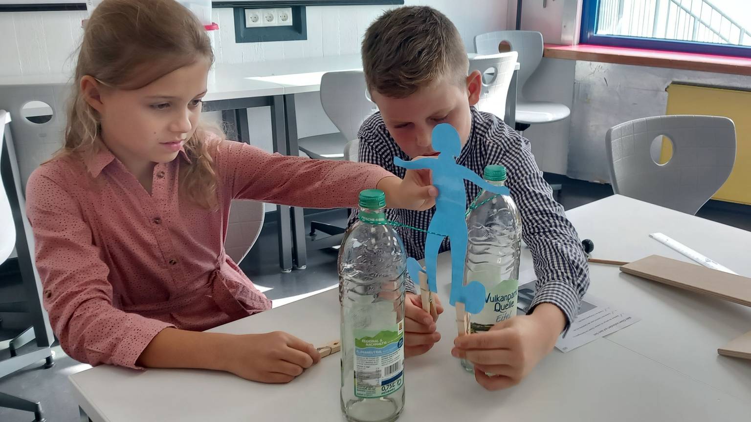 14. September 2023: In Heimerzheim lernen Kinder und Jugendliche altersgemäß die Gesetze von Kraft und Bewegung: Die Grundschüler Ida und Clemens bringen einen Seiltänzer in die Balance.