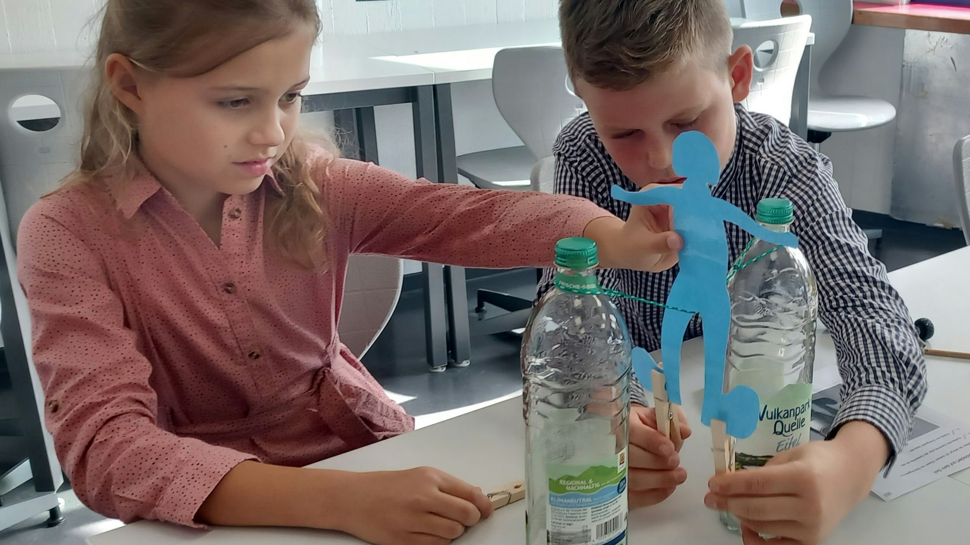 14. September 2023: In Heimerzheim lernen Kinder und Jugendliche altersgemäß die Gesetze von Kraft und Bewegung: Die Grundschüler Ida und Clemens bringen einen Seiltänzer in die Balance.