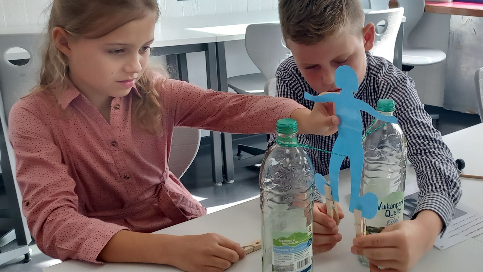 14. September 2023: In Heimerzheim lernen Kinder und Jugendliche altersgemäß die Gesetze von Kraft und Bewegung: Die Grundschüler Ida und Clemens bringen einen Seiltänzer in die Balance.