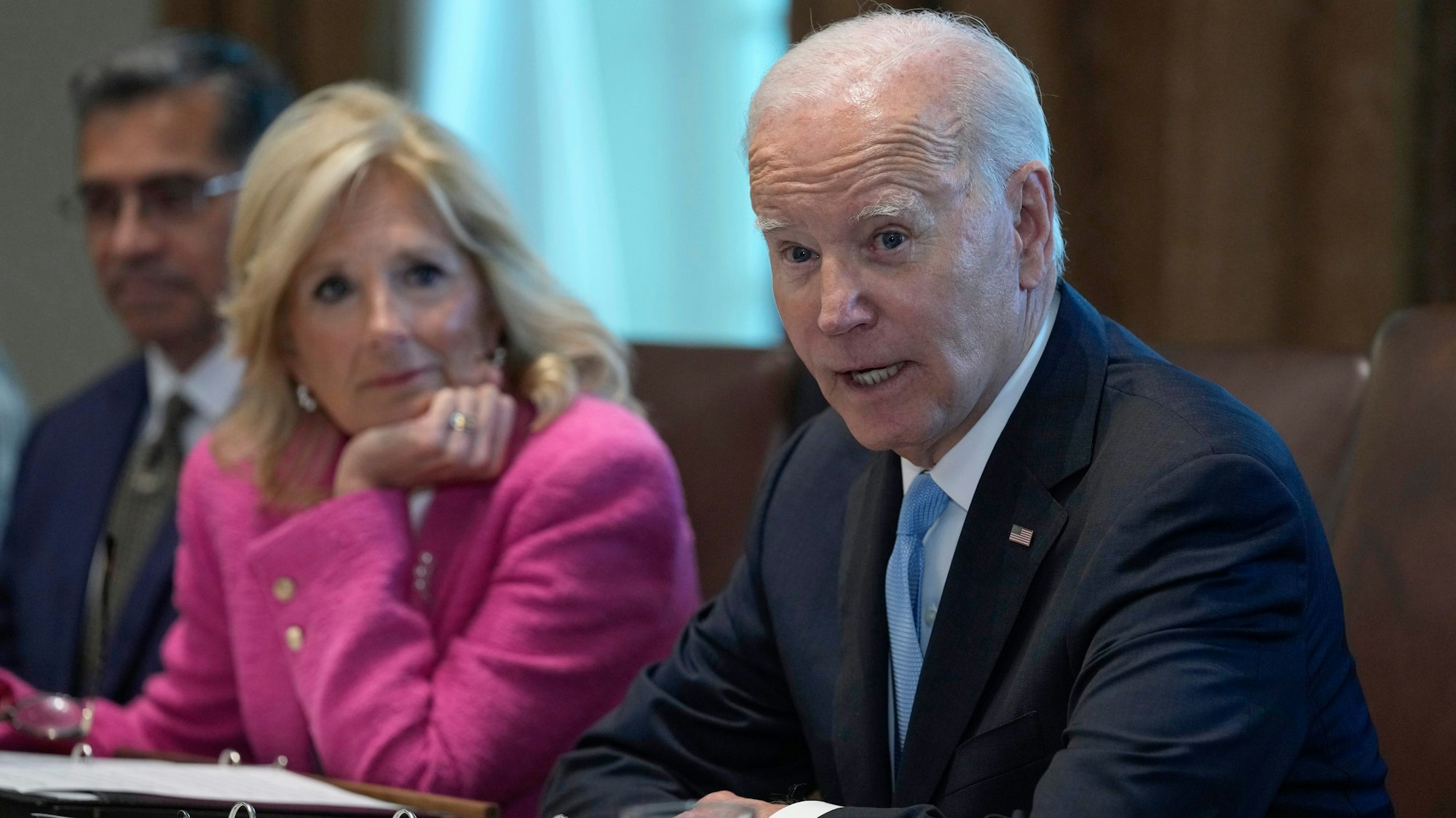 Joe Biden (r), Präsident der USA, spricht während einer Sitzung seines Krebs-Kabinetts im Kabinettssaal des Weißen Hauses in Anwesenheit von First Lady Jill Biden und Xavier Becerra, Gesundheits- und Sozialminister der USA.