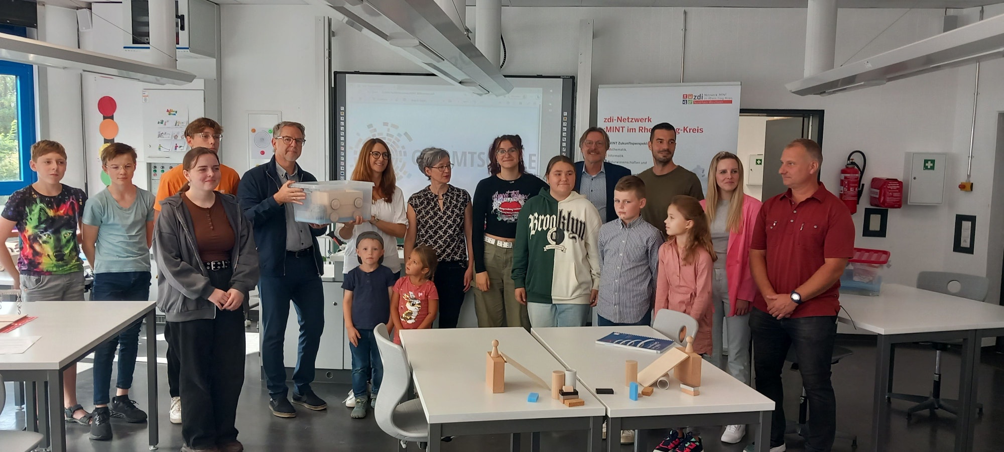 14. September 2023: In Heimerzheim lernen Kinder und Jugendliche altersgemäß die Gesetze von Kraft und Bewegung: Übergabe der Materialkisten