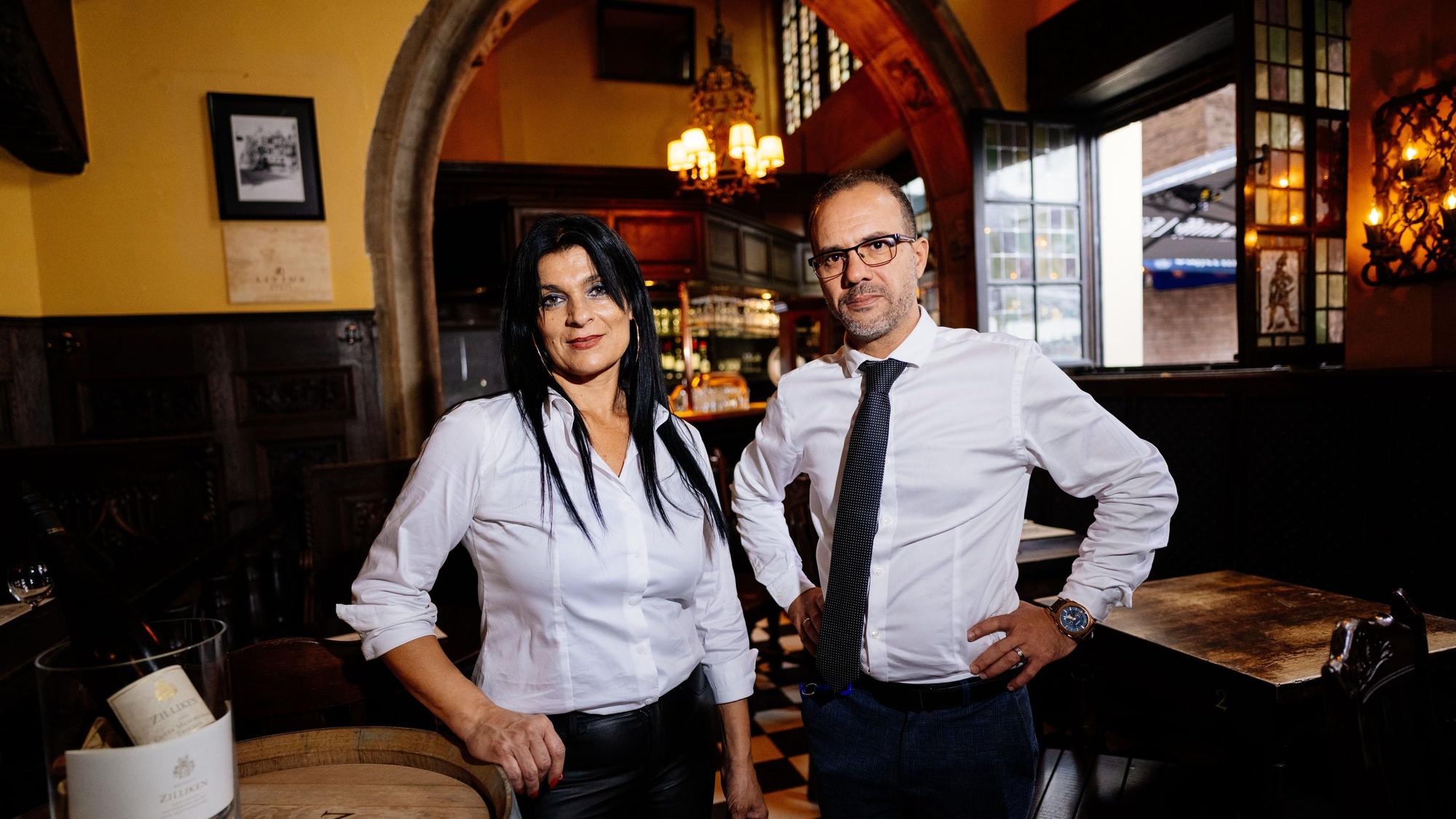 Mitarbeiterin Steffania Bonaffino und Betriebsleiter Jalal El Makkaoui stehen im Weinhaus Brungs