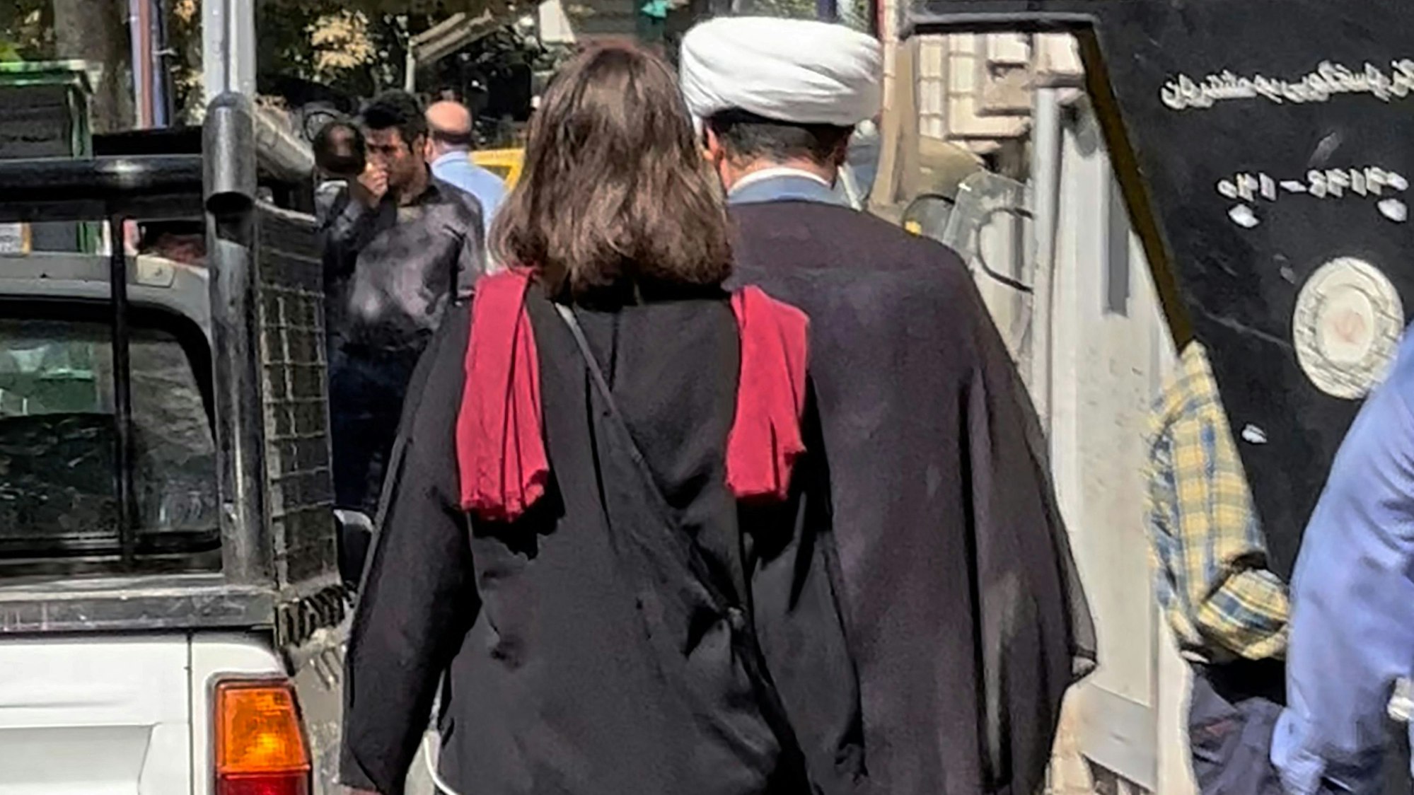 Viele Frauen halten sich nicht an die Kopftuchpflicht.