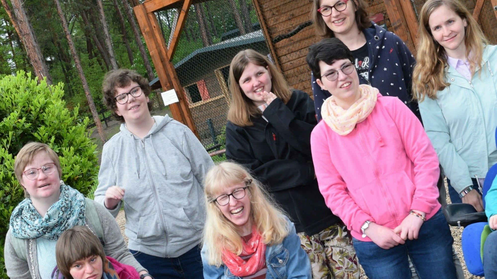 Eine Gruppe junger Menschen mit Behinderungen steht zusammen. Für sie soll nun eine Wohngruppe gegründet werden.