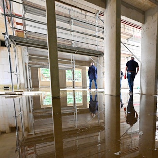 Blick in den Rohbau des neuen Straßenverkehrsamts in Gummersbach-Niederseßmar.