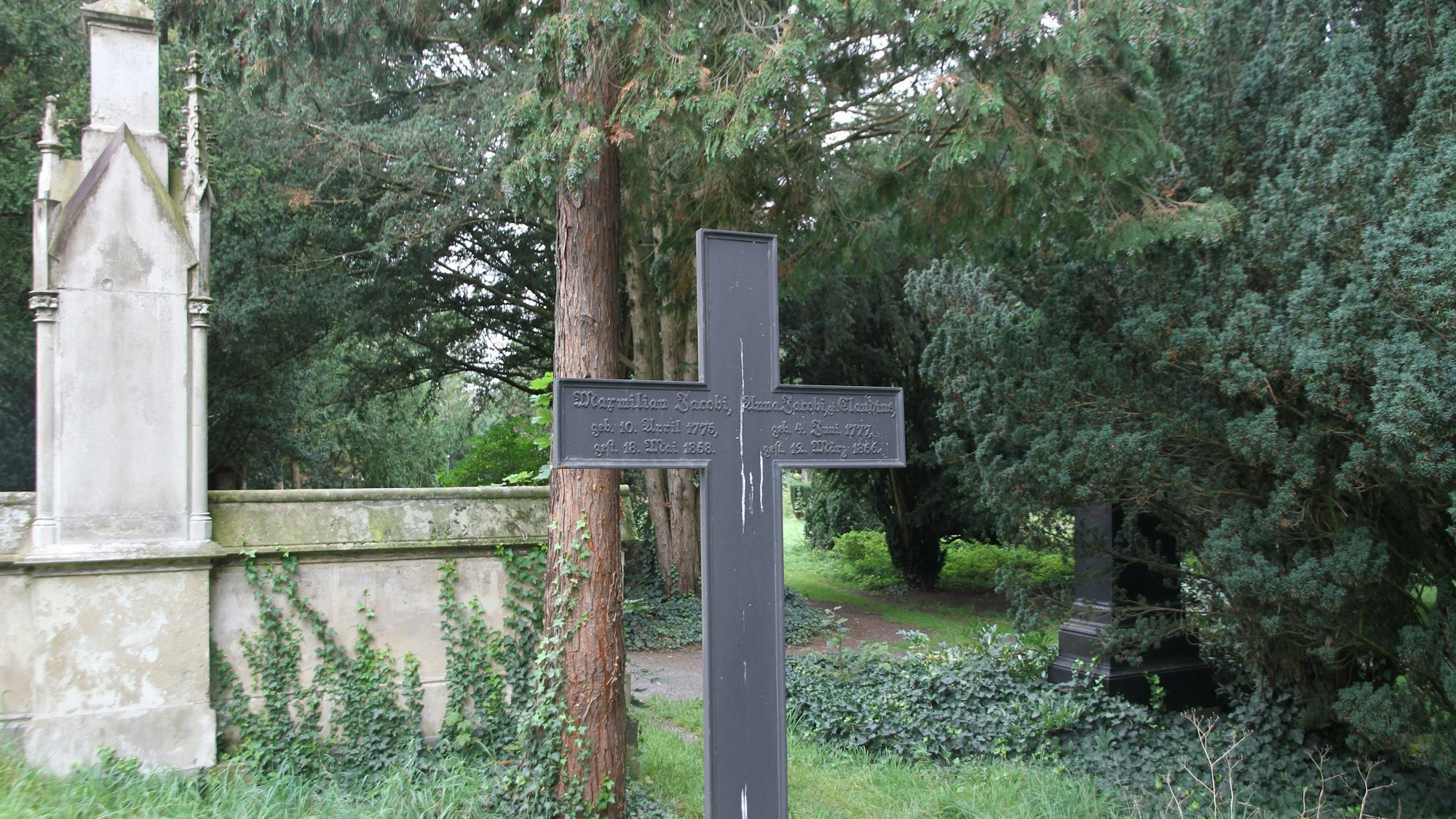 Ein schwarzes Kreuz aus Stahl erinnert an Maximilian Jacobi