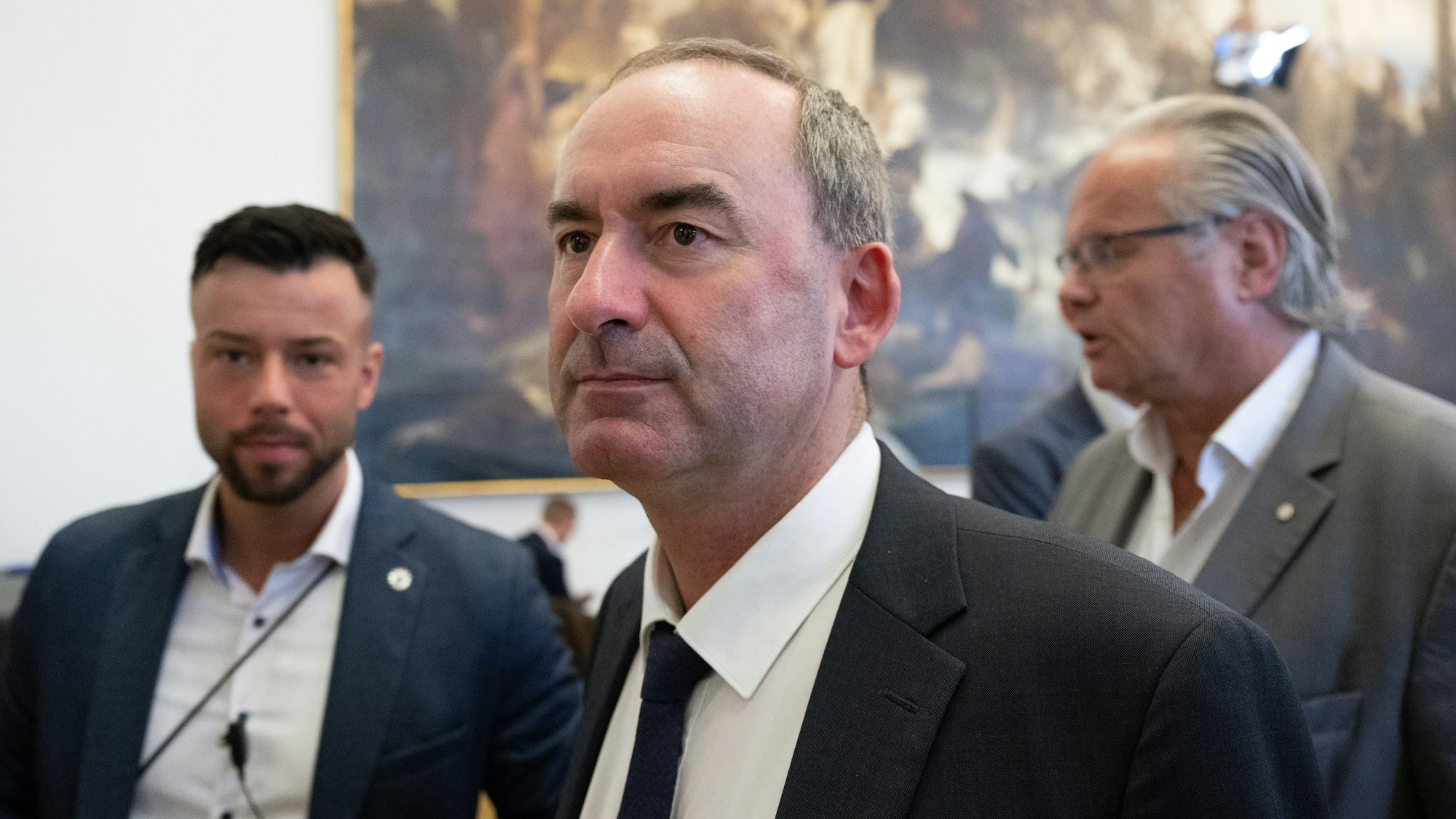 Hubert Aiwanger, Bundesvorsitzender der Freien Wähler, verlässt im bayerischen Landtag nach einer Sondersitzung zu den Vorwürfen gegen ihn im Zusammenhang mit einem Flugblatt mit antisemitischem Inhalt den Sitzungssaal.