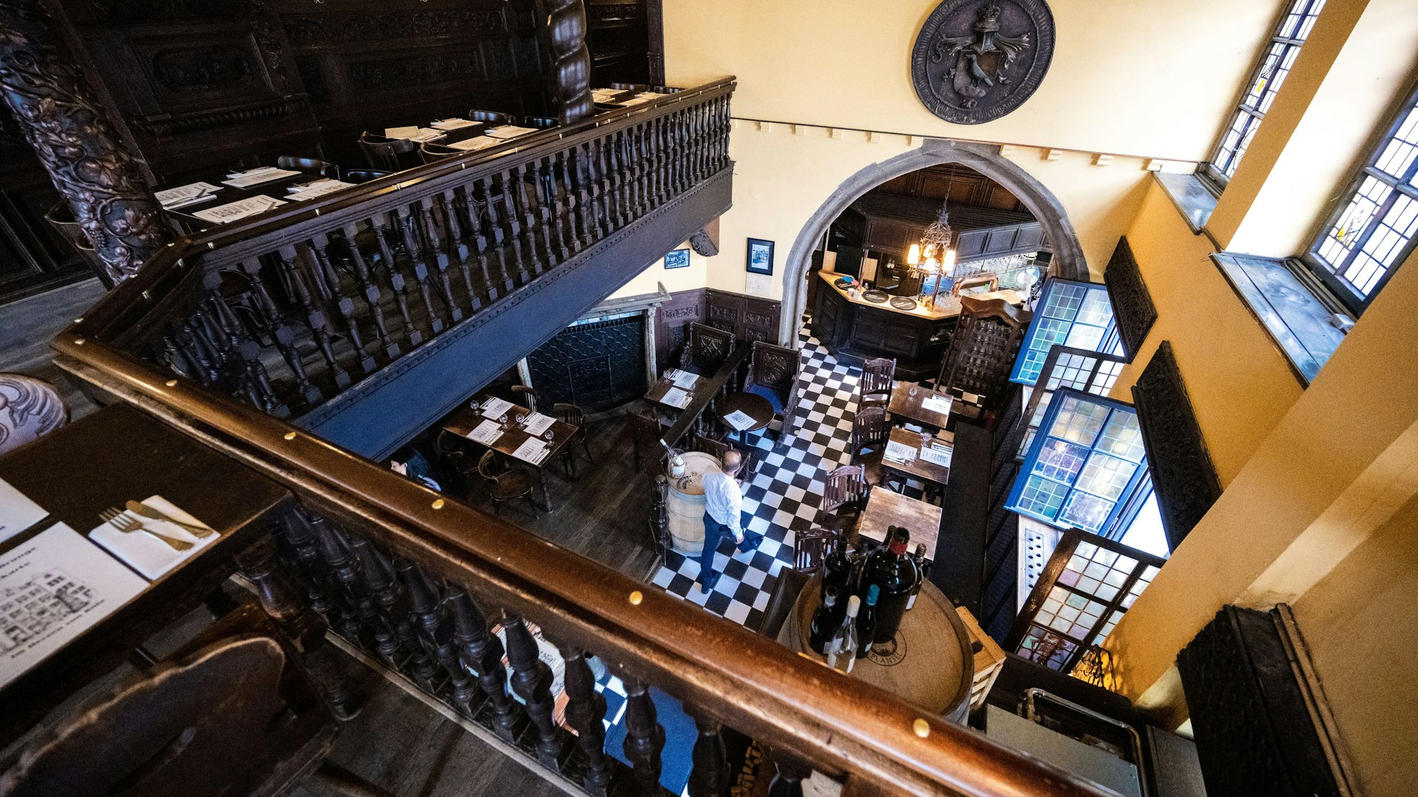 Blick von der Empore ins Untergeschoss des Weinhaus Brungs.