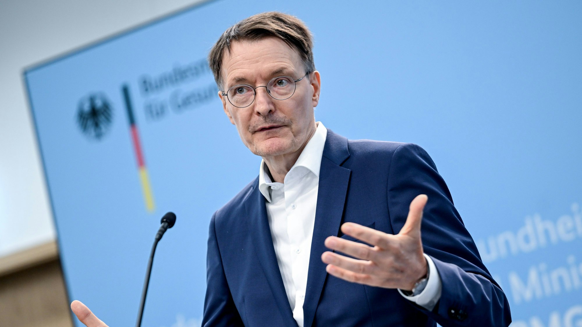 Karl Lauterbach (SPD), Bundesminister für Gesundheit, gibt eine Pressekonferenz.