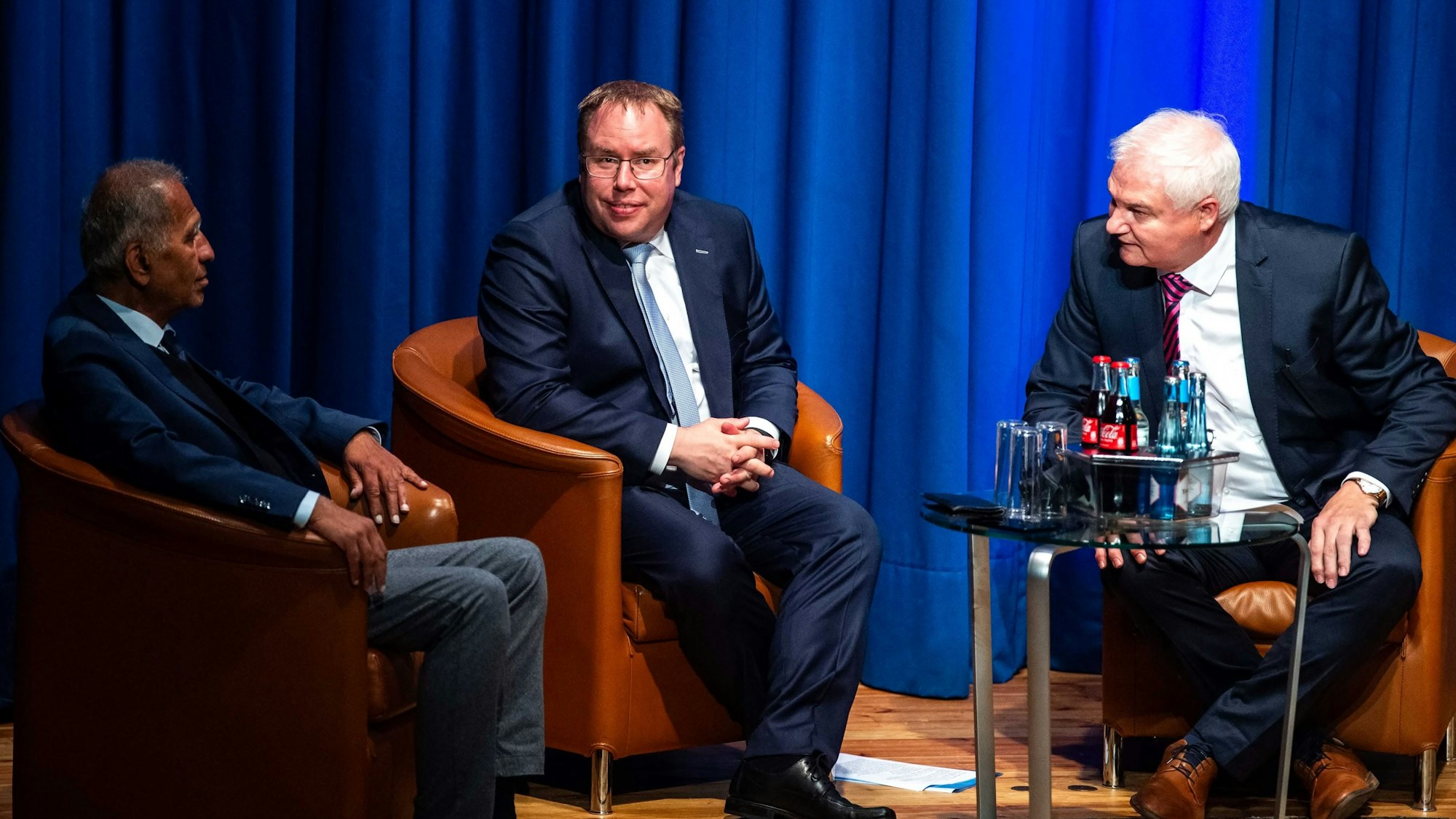 Das Bild zeigt Hans-Jürgen Lembicz, Marc Güttes und Mojib Latif im Gespräch.