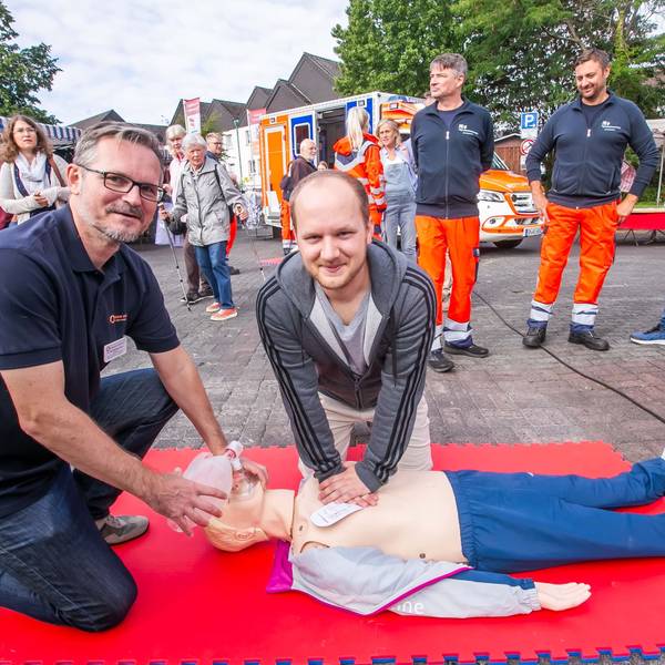 So wird es gemacht: Der Notfallmediziner Dr. Jörg Niehüser-Saran (links) vom Kreiskrankenhaus in Waldbröl erklärt an einer Puppe auf dem Vieh- und Krammarkt in Waldbröl die wertvollen Handgriffe der Wiederbelebung nach einem Herz-Kreislauf-Zusammenbruch. Viele Interessierte nahmen dieses Angebot wahr.