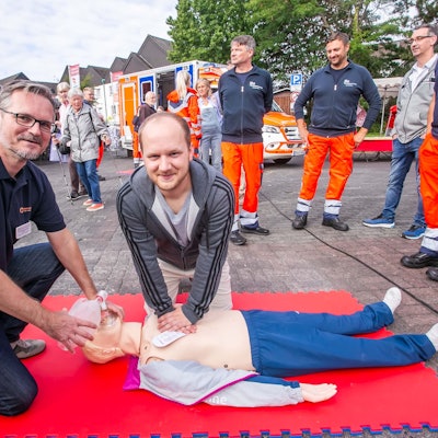 So wird es gemacht: Der Notfallmediziner Dr. Jörg Niehüser-Saran (links) vom Kreiskrankenhaus in Waldbröl erklärt an einer Puppe auf dem Vieh- und Krammarkt in Waldbröl die wertvollen Handgriffe der Wiederbelebung nach einem Herz-Kreislauf-Zusammenbruch. Viele Interessierte nahmen dieses Angebot wahr.