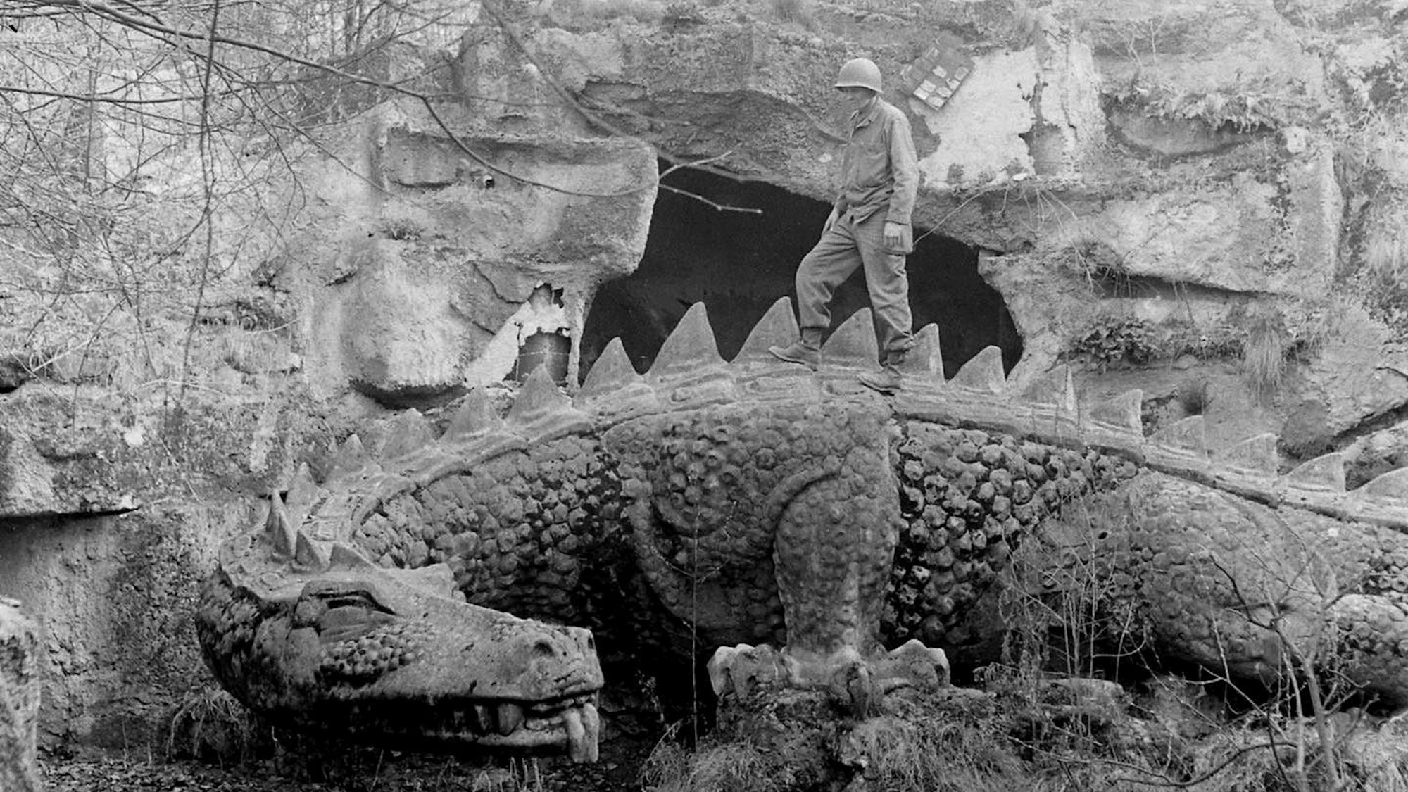 Im März 1945 stand ein amerikanischer Soldat auf dem Drachen.