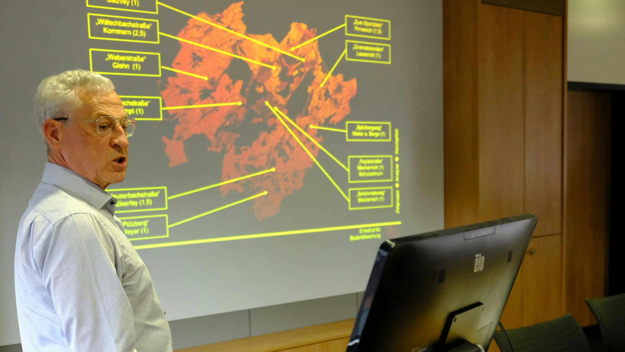 Gutachter Dr. Günter Breuer von der ZAK GmbH, Blankenheim, bei der Vorstellung seiner Untersuchungsergebnisse im Mechernicher Ratssaal.