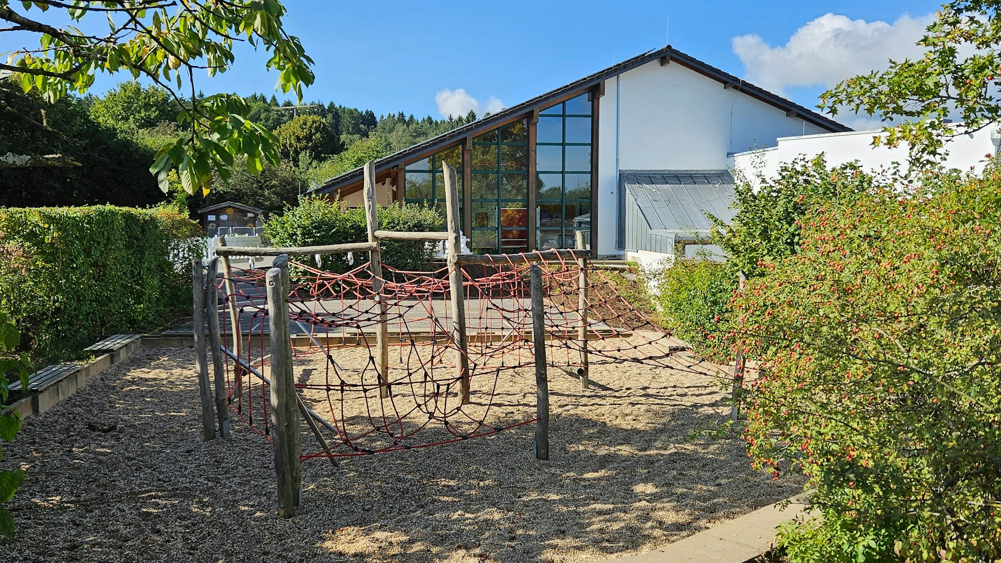 Im Vordergrund ist ein Spielplatz und dahinter die Grundschule Sistig zu sehen.
