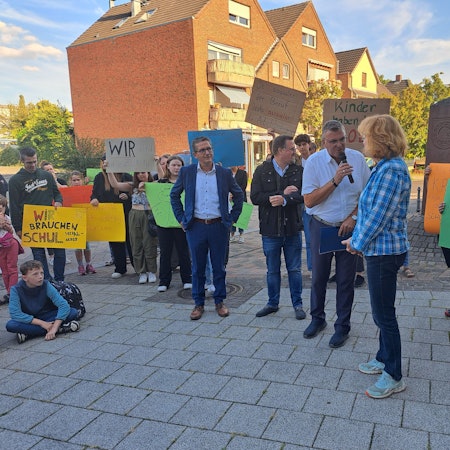 Niederkassels Bürgermeister Stephan Vehreschild sprach vor dem Rathaus mit den Demonstrierenden in Niederkassel.