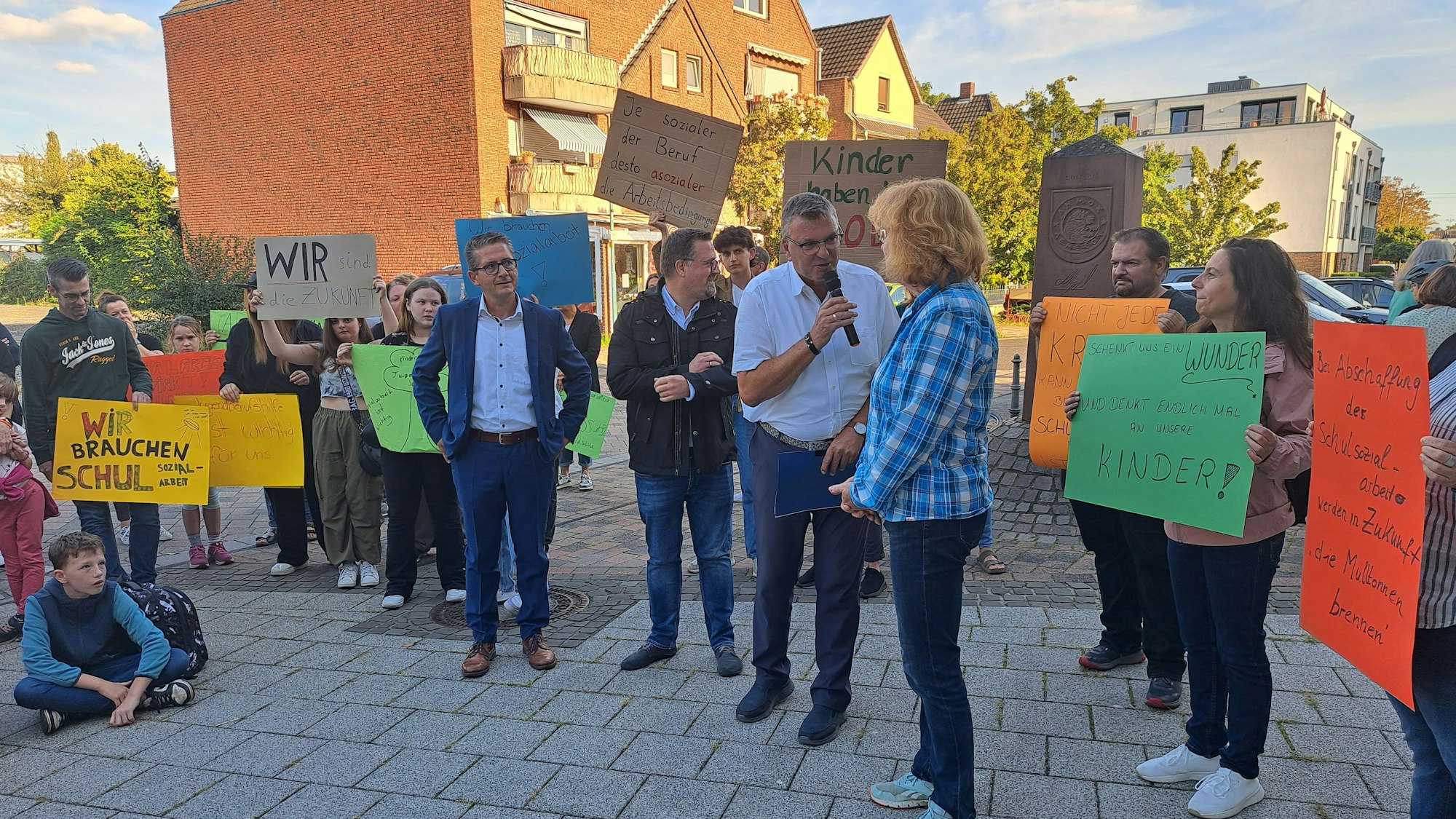 Niederkassels Bürgermeister Stephan Vehreschild sprach vor dem Rathaus mit den Demonstrierenden in Niederkassel.