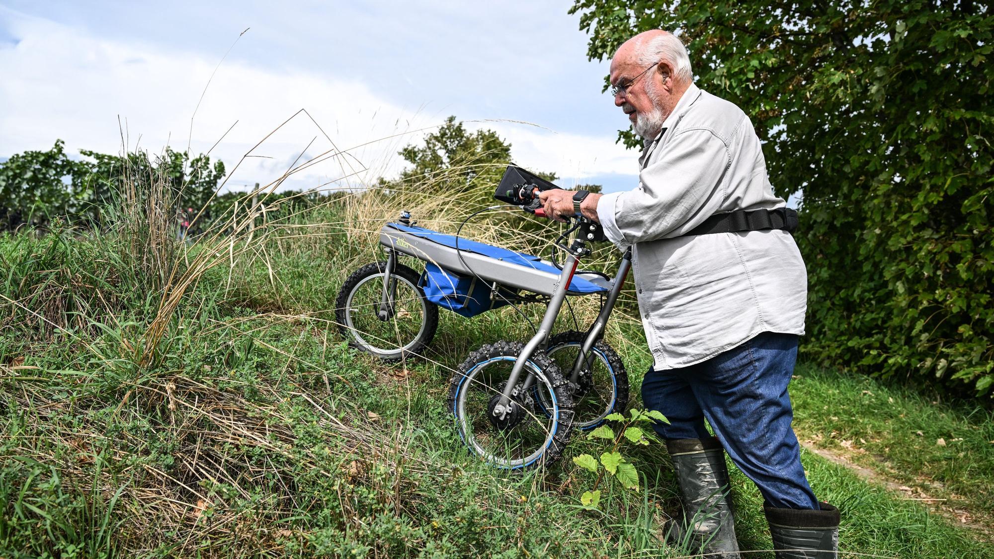 Wo ein normaler Rollator an seine Grenzen stoßen würde, hilft der „E-Hiker“ Gerhart Wissel beim Wandern in den Bergen.