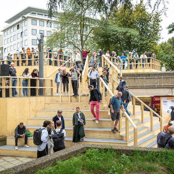 Menschen stehen auf der neuen Holztreppe am Ebertplatz.
