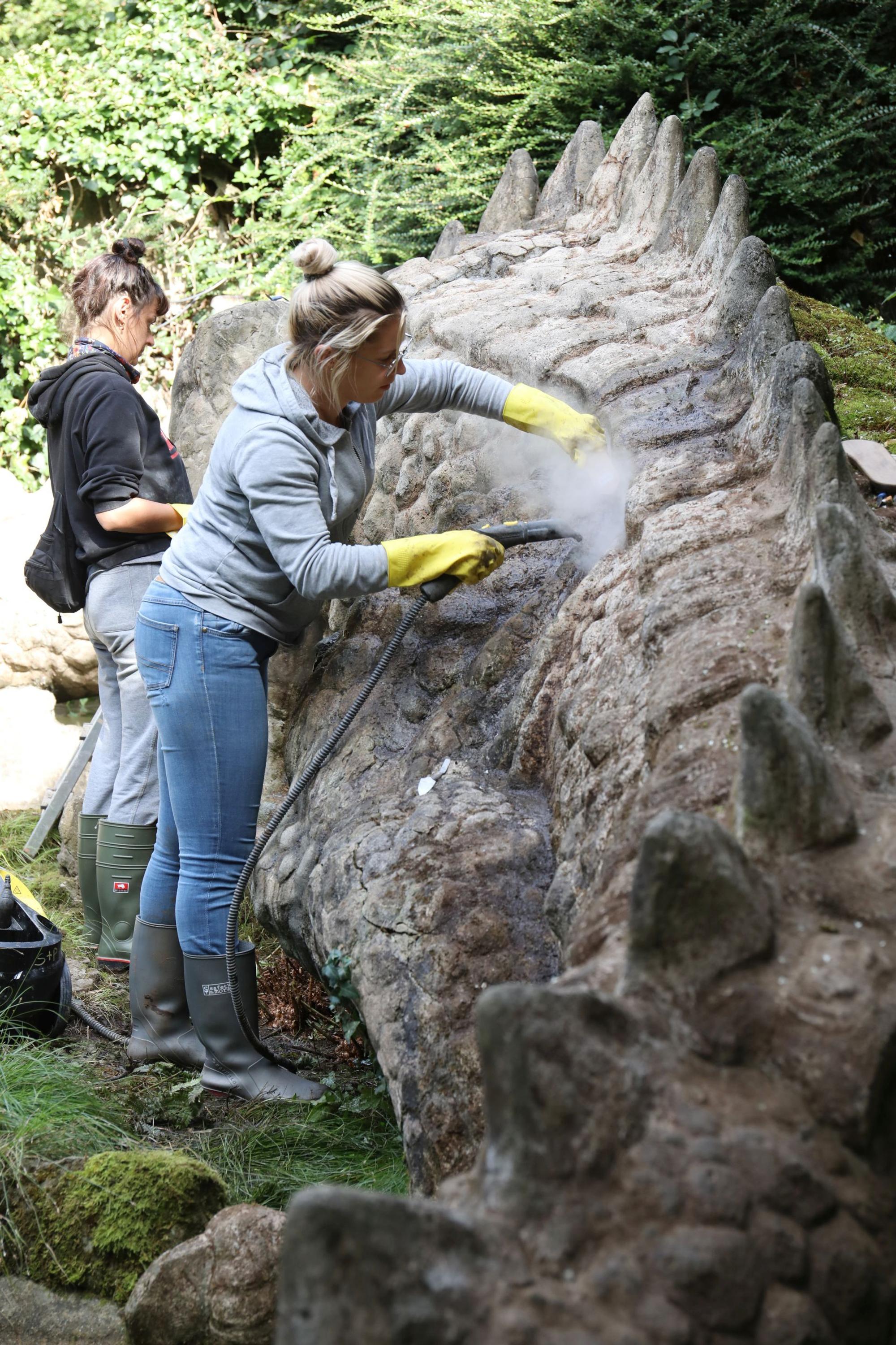 Die Mitarbeiterinnen Magda Durczak (hinten) und Magdalena Dumnowska reinigen den Drachen mit Hochdruck.