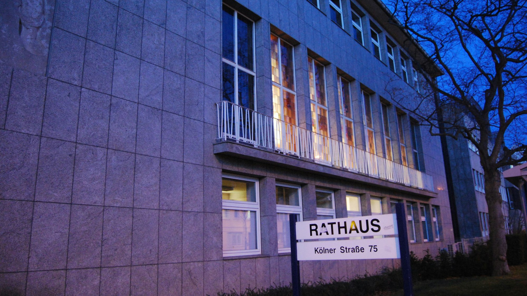 Das Euskirchener Rathaus in der Abenddämmerung.