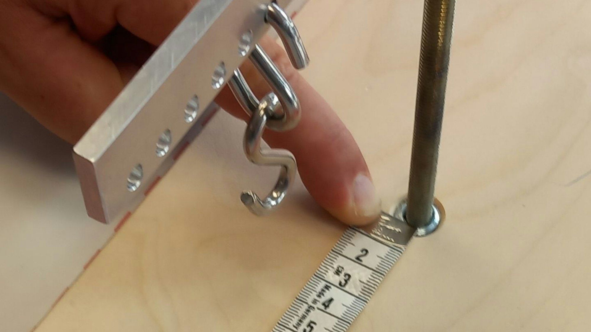 14. September 2023: In Heimerzheim lernen Kinder und Jugendliche altersgemäß die Gesetze von Kraft und Bewegung: Mit dem Zentimetermaß lassen sich die Haken positionieren und die Hebelgesetze kontrollieren