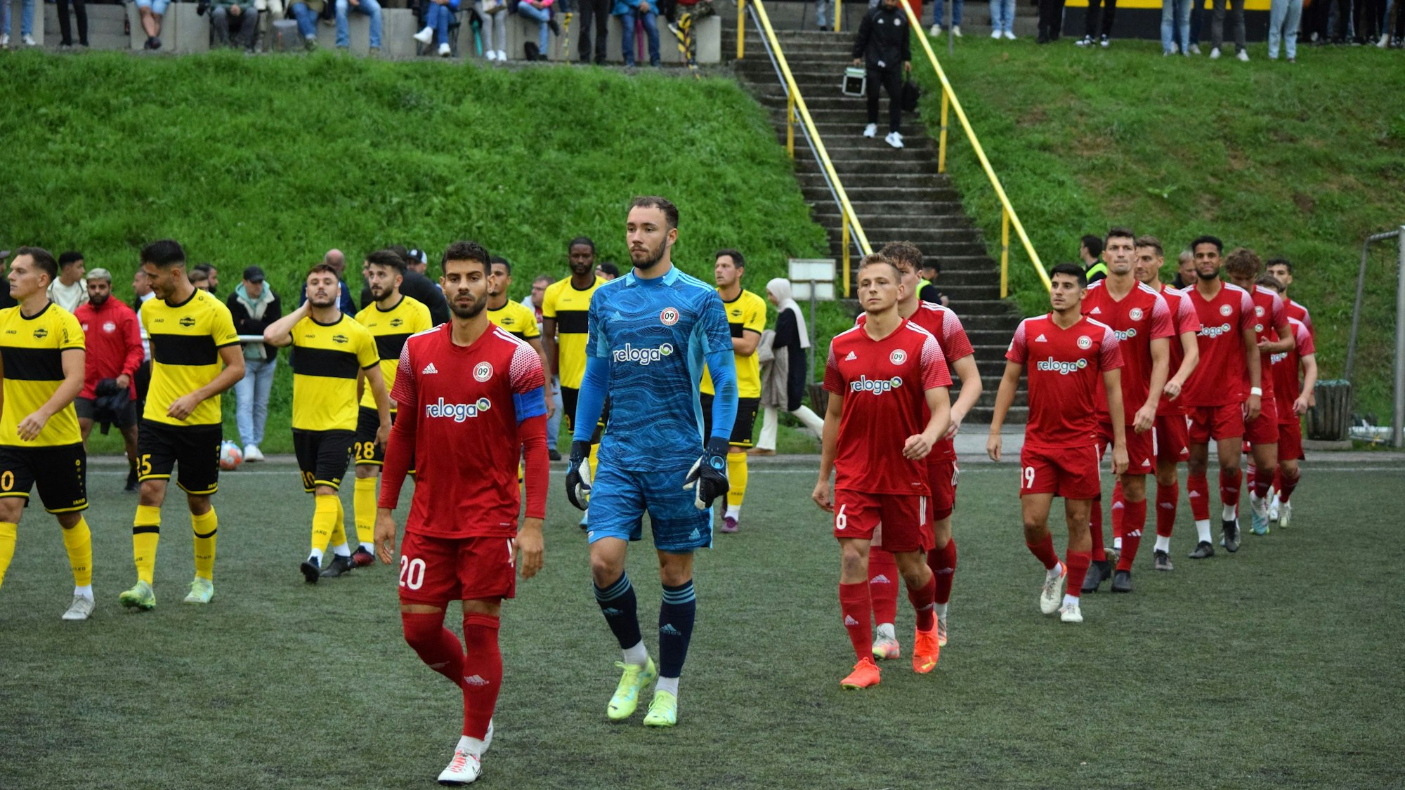Die Teams laufen auf den Platz ein