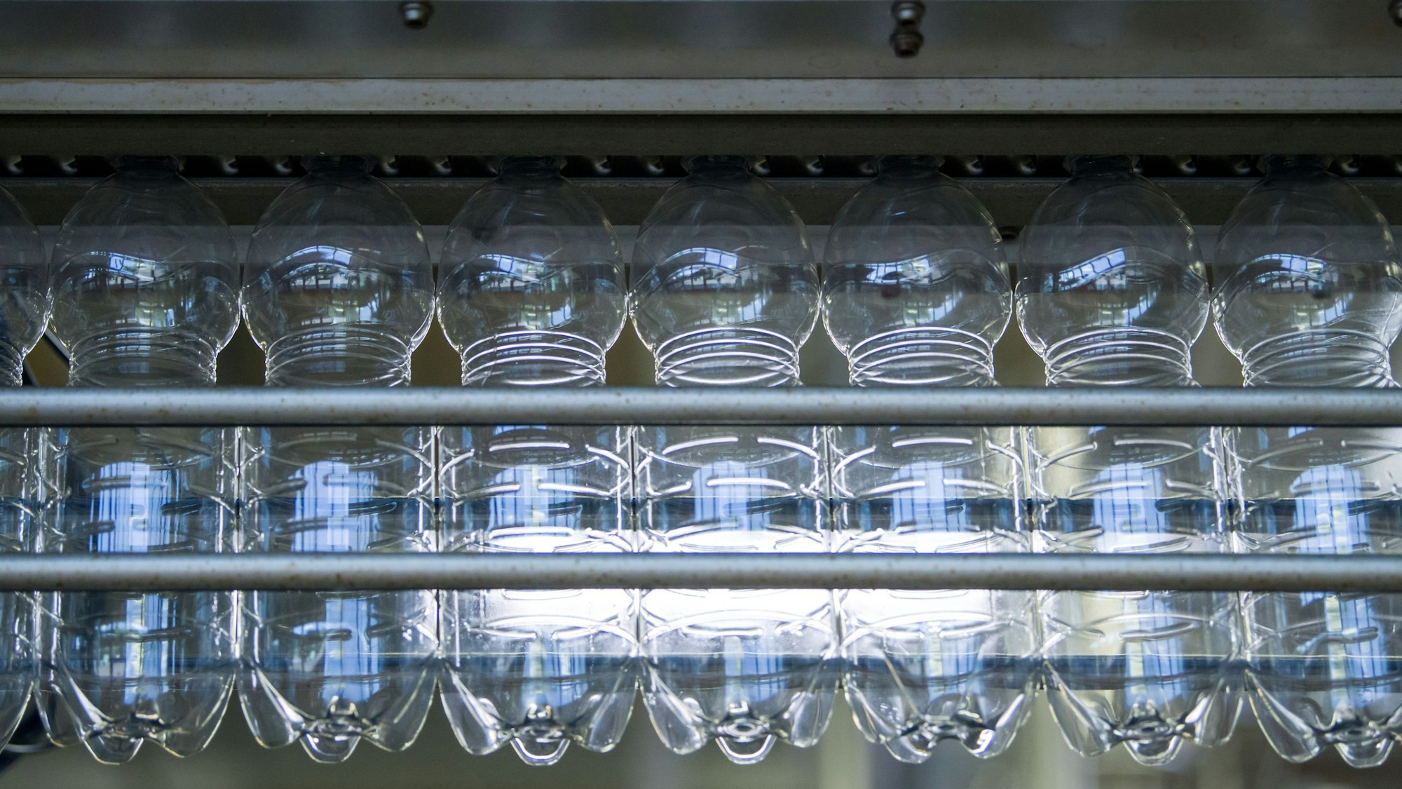 Unbefüllte Plastikflaschen befinden sich in der Produktion eines Getränkeherstellers.