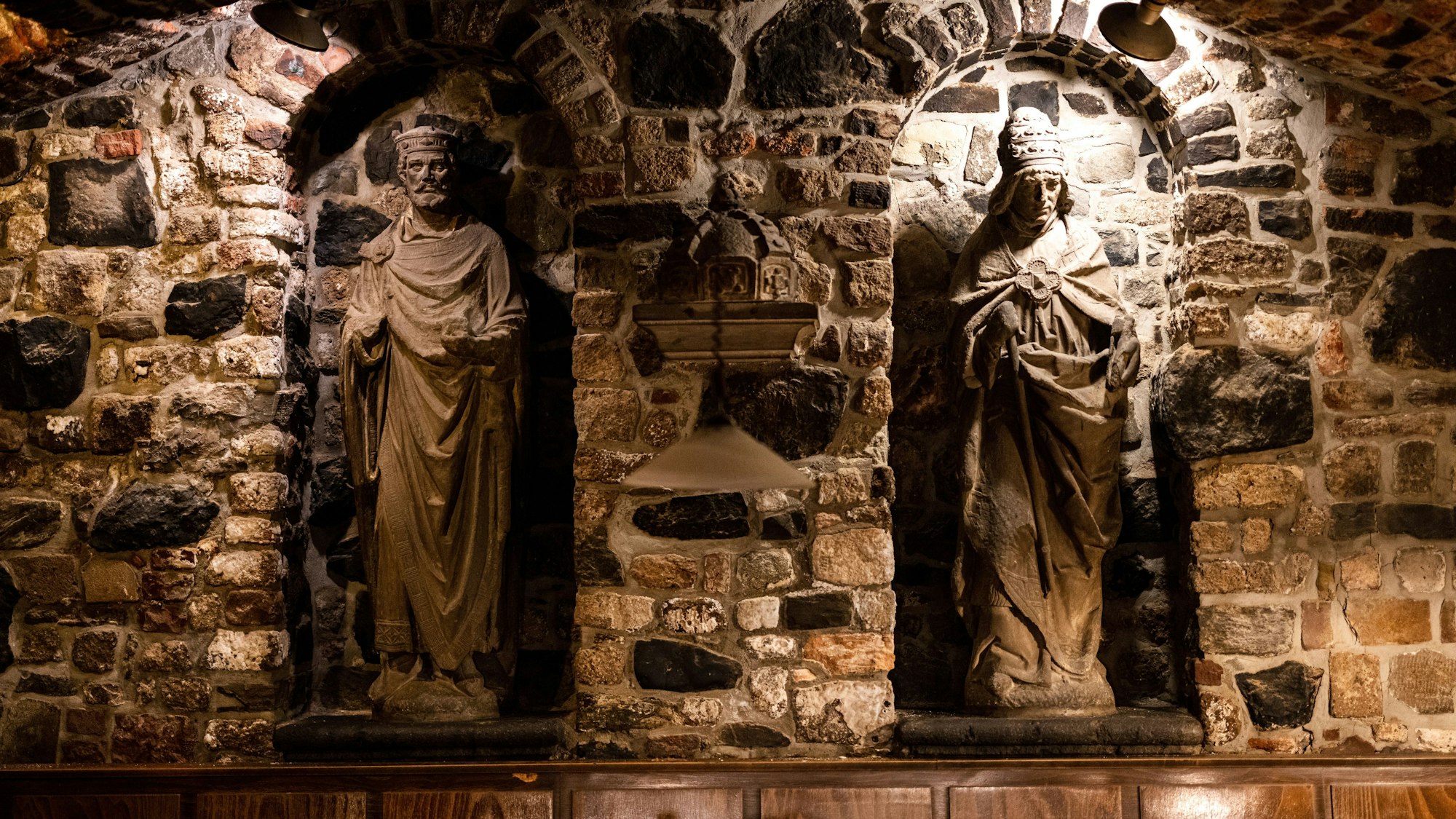 Statuen von Papst und Kaiser im Gewöbekeller des Weinhaus Brungs.