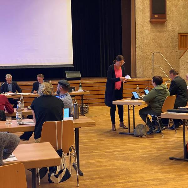 Stimmzettel für die geheime Abstimmung werden an die Mitglieder des Gemeinderats ausgeteilt.