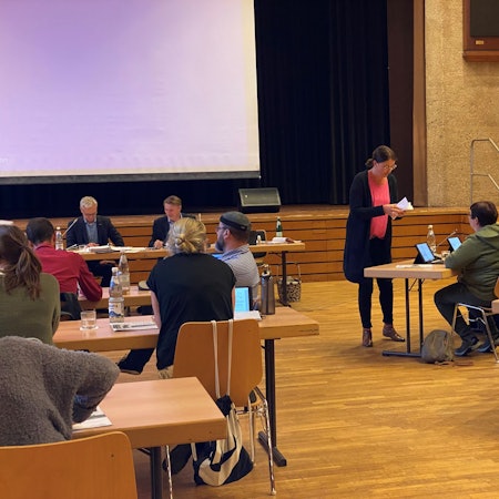 Stimmzettel für die geheime Abstimmung werden an die Mitglieder des Gemeinderats ausgeteilt.