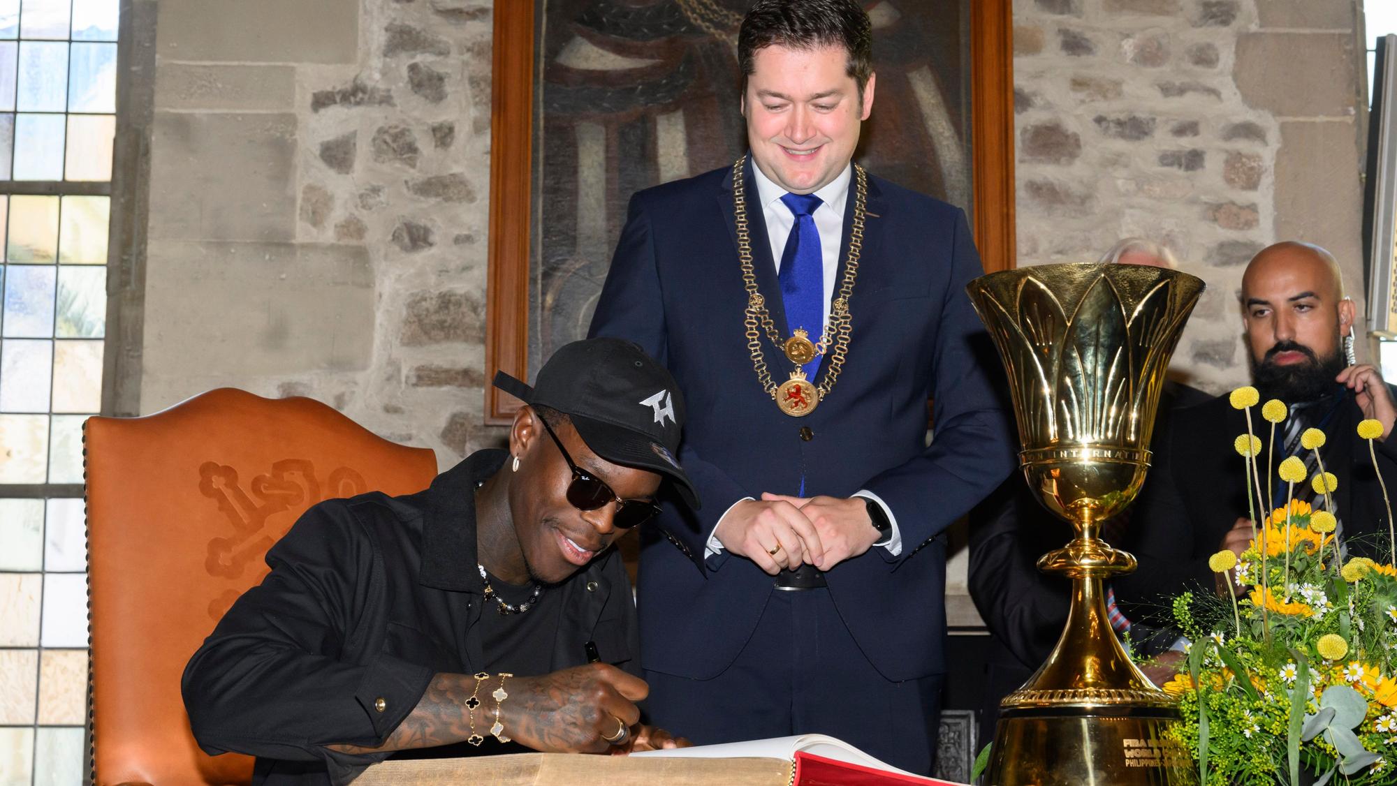 Dennis Schröder, Basketball-Weltmeister, trägt sich neben Thorsten Kornblum, Oberbürgermeister der Stadt Braunschweig, bei einem Empfang im Braunschweiger Rathaus ins goldene Buch der Stadt ein. NBA-Basketballspieler Dennis Schröder hat von tausenden Fans in seiner Heimatstadt feiern lassen.