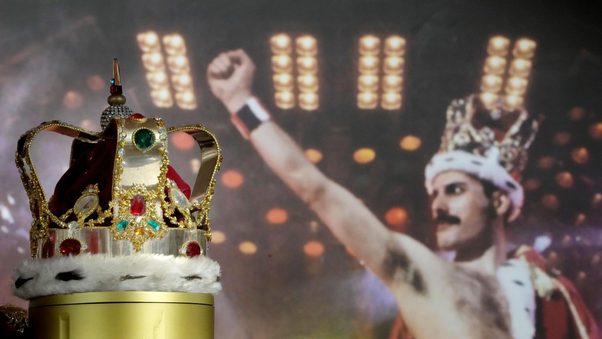 Freddie Mercurys charakteristische Krone, die er während der «Magic»-Tour trug, wird in den Auktionsräumen von Sotheby's ausgestellt. Mehr als 1.000 persönliche Gegenstände von Freddie Mercury wurden in einer Ausstellung bei Sotheby's London vor ihrer Versteigerung gezeigt.