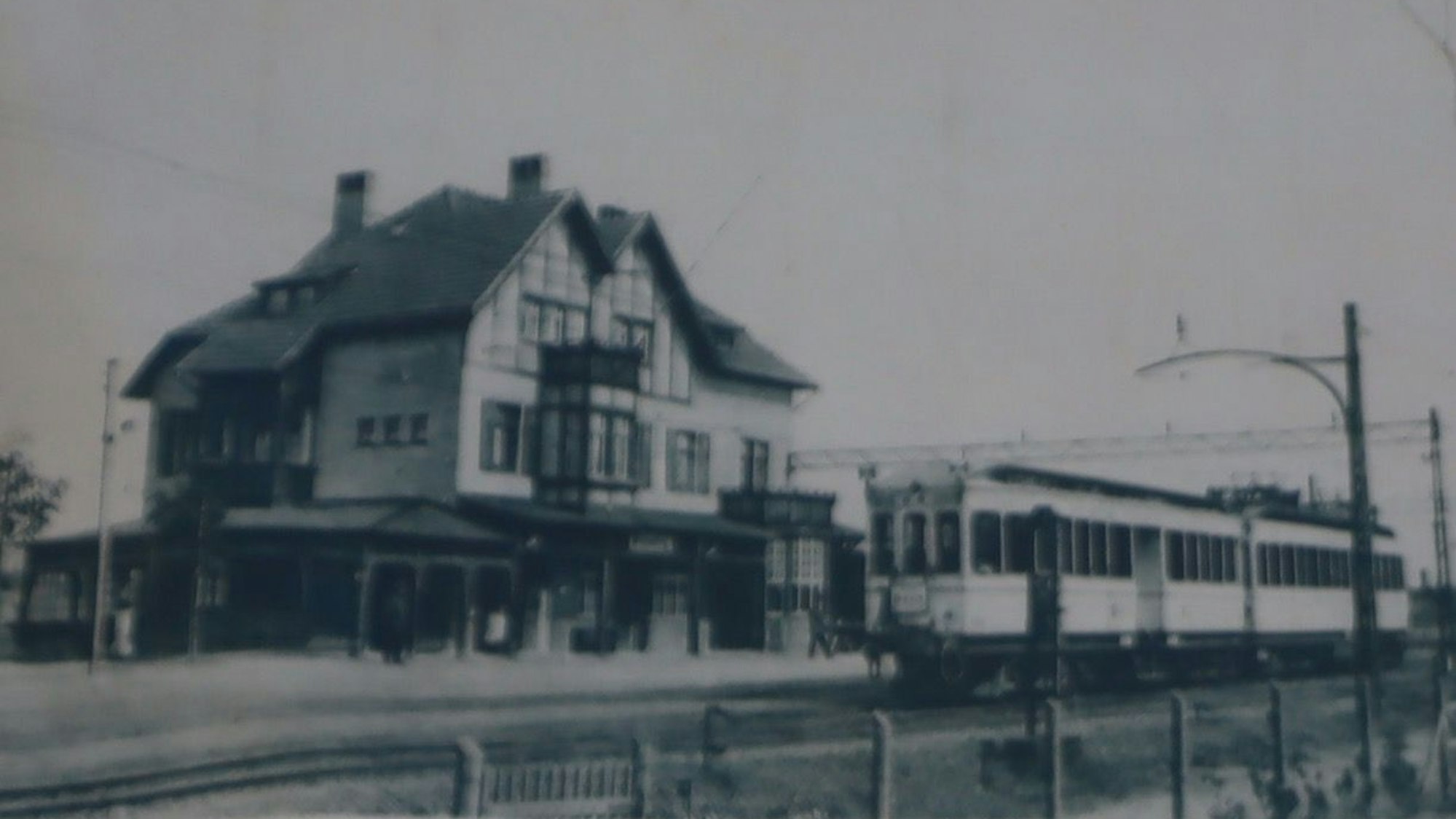 Auf dem Bild ist eine historische Ansicht des Bahnhofs zu sehen.