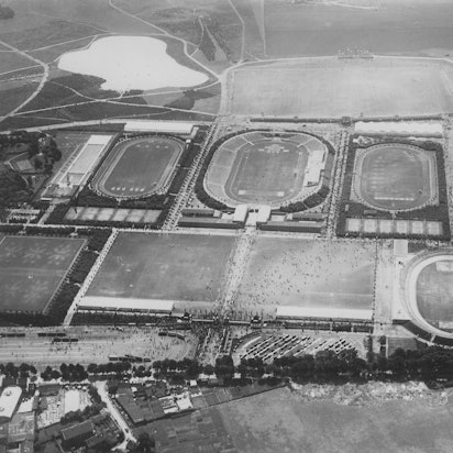 Luftbildaufnahme der Sportareals in Müngersdorf aus dem Jahr 1928. Die Hauptkampfbahn befindet sich mittig, ganz links ist das Schwimmbad mit 100-Meter-Bahn zu sehen, rechts das Radstadion.