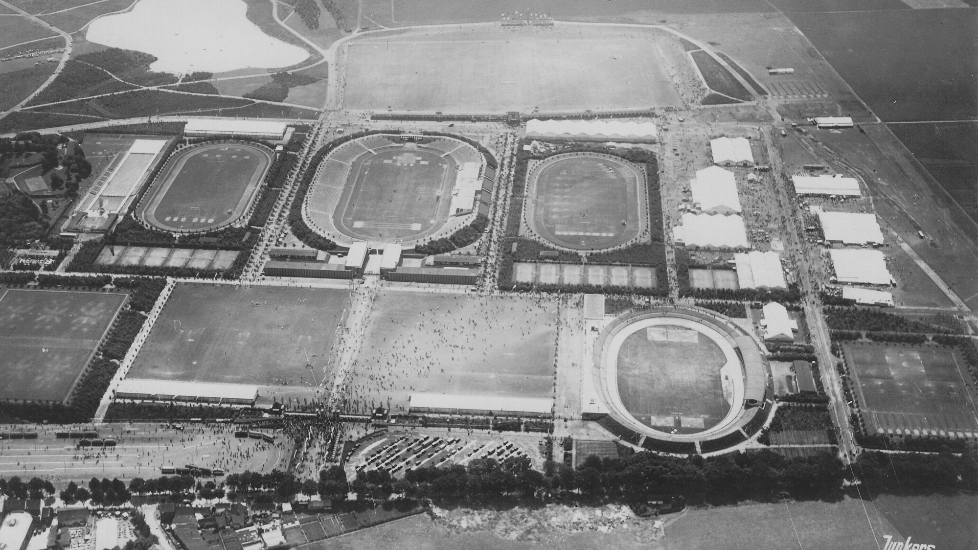 Luftbildaufnahme der Sportareals in Müngersdorf aus dem Jahr 1928. Die Hauptkampfbahn befindet sich mittig, ganz links ist das Schwimmbad mit 100-Meter-Bahn zu sehen, rechts das Radstadion.