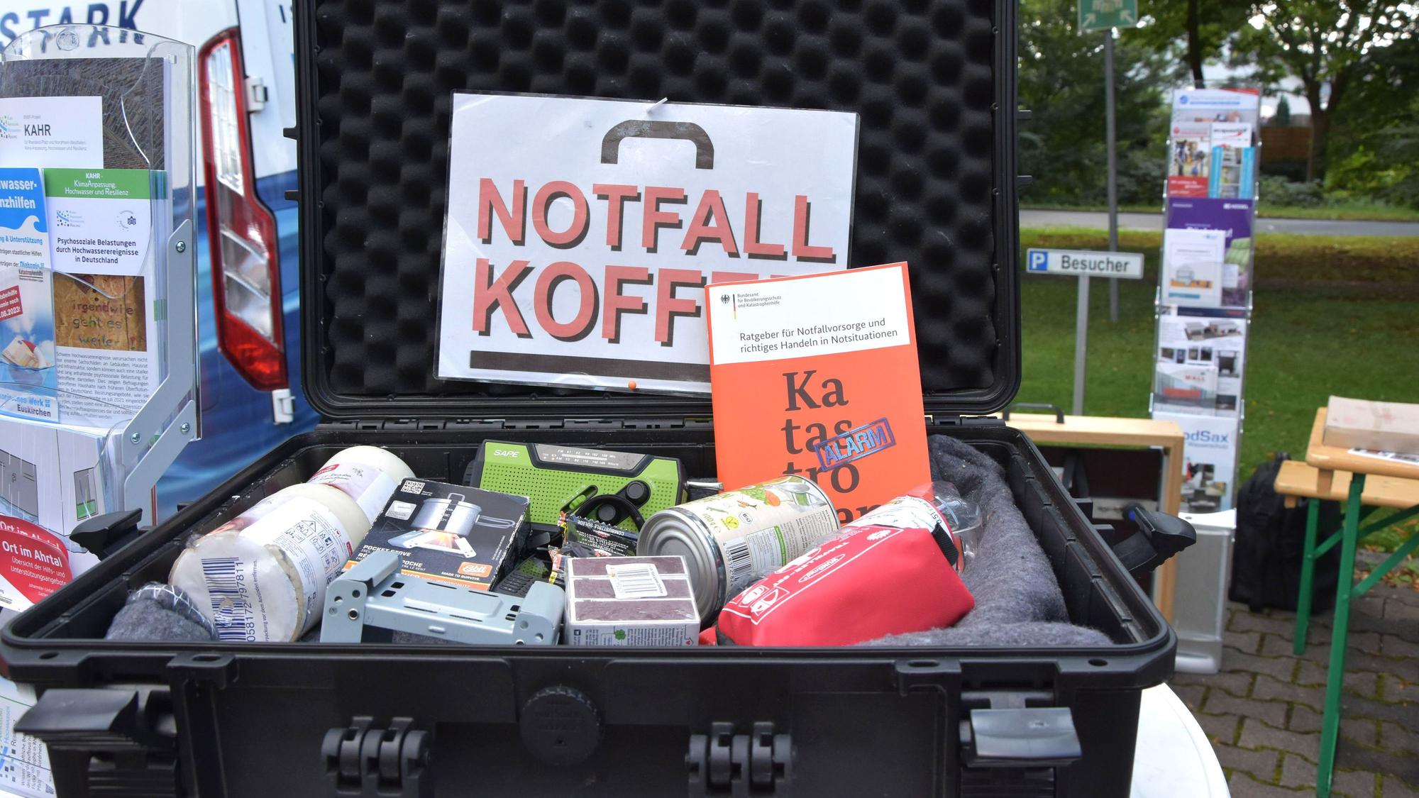 Auf dem Foto ist ein Notfallkoffer zu sehen, der unter anderem Lebensmittel bereithält.