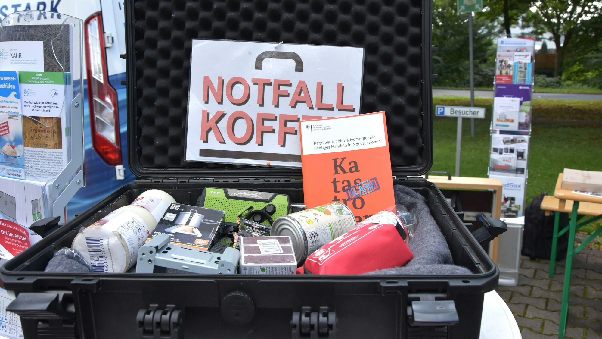 Auf dem Foto ist ein Notfallkoffer zu sehen, der unter anderem Lebensmittel bereithält.