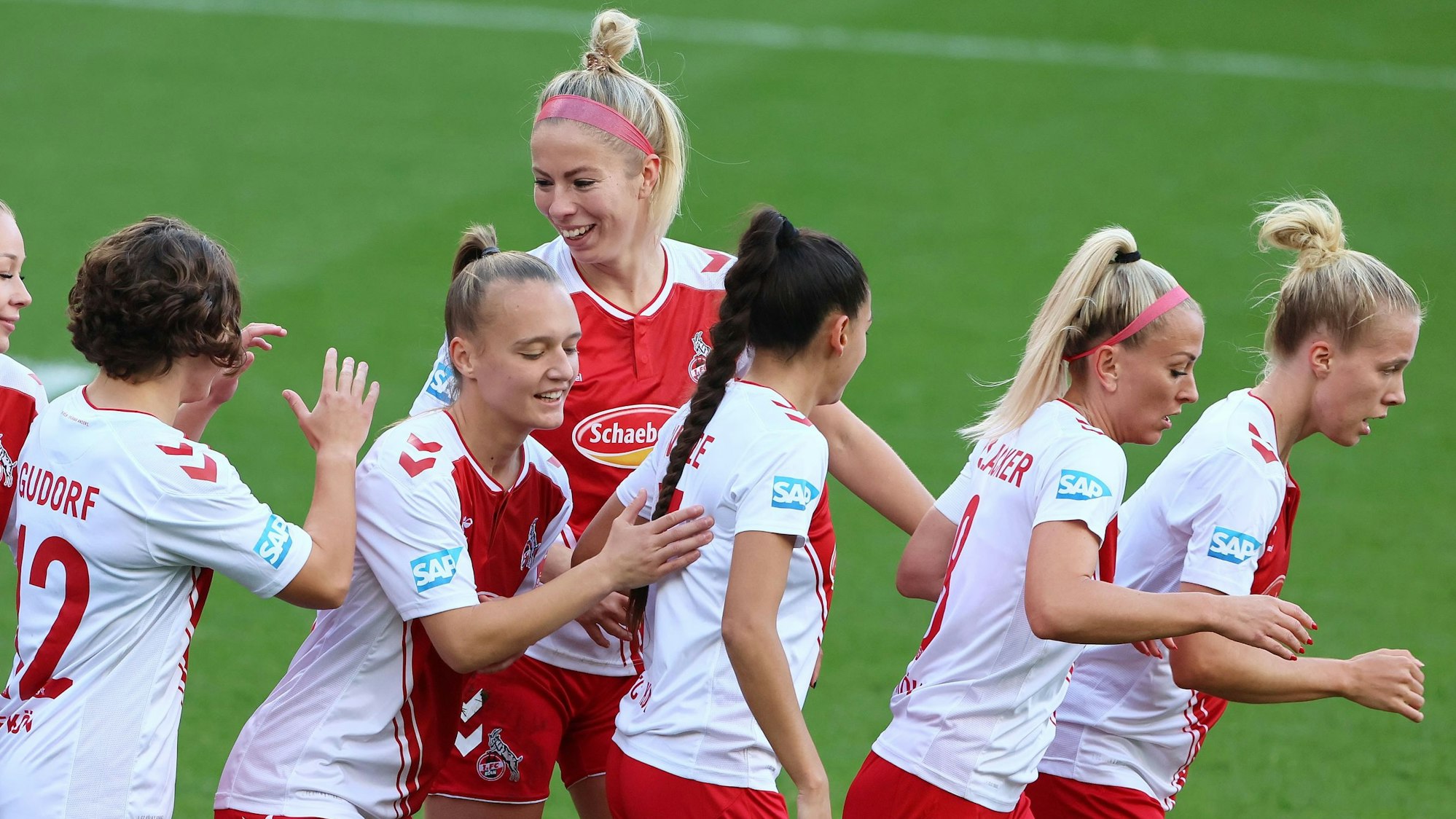 1.FC Köln vs. Turbine Potsdam, Fussball Frauen, 1. Bundesliga, Jubel um Sharon Beck (1. FC Köln) nach dem Tor zum 1:0, Bild: Herbert Bucco, 01.10.2022