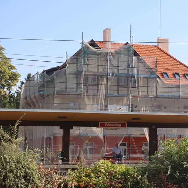 Das Foto zeigt den eingerüsteten Bürgerbahnhof in Wesseling.