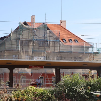 Das Foto zeigt den eingerüsteten Bürgerbahnhof in Wesseling.